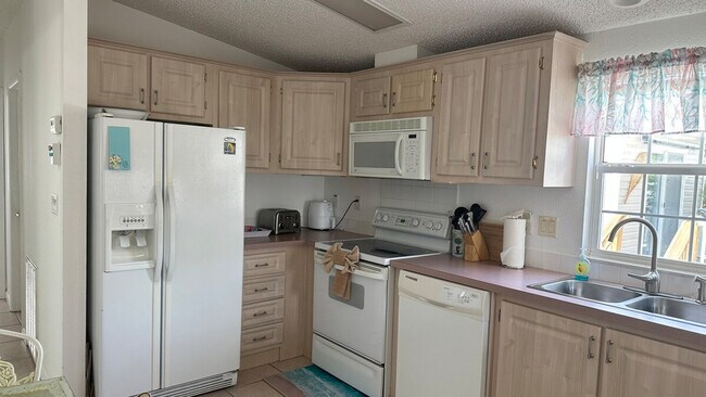 Building Photo - 2122 Nettles Blvd