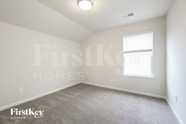 Building Photo - 586 Hillpark Ln