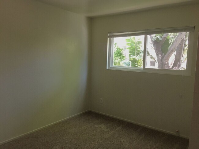 Building Photo - Spacious 2 Bedroom,  Freshly Painted, Updated Kitchen with Granite Countertops, on Central Ave