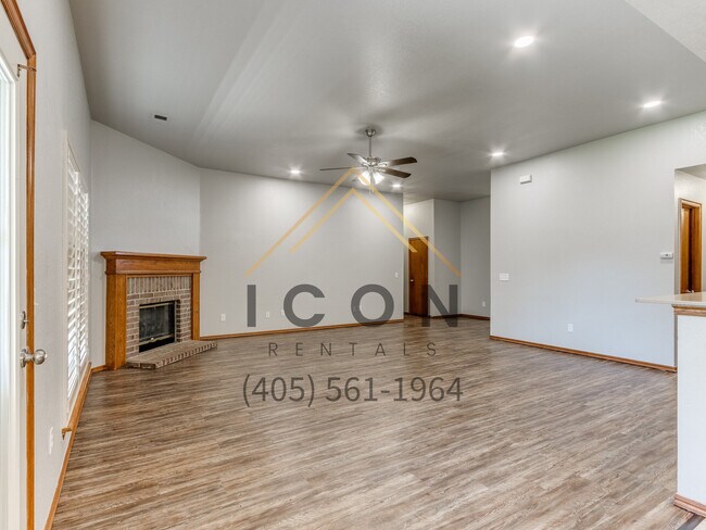 Building Photo - 313 E Plantation Terrace