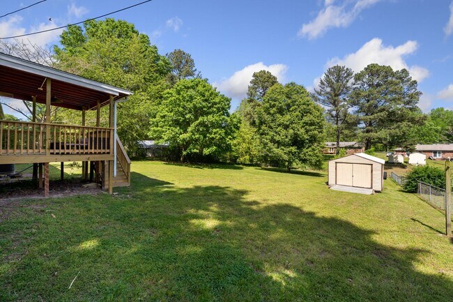 Building Photo - Cozy 3Bed/2Bath with plenty of natural light located in Durham! Enormous backyard is a must see!!