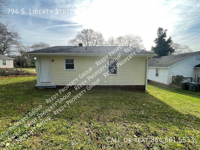 Building Photo - 2 bedroom / 1 bathroom home near downtown ...