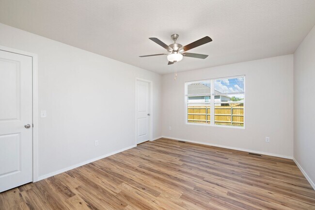 Building Photo - 3 Bedroom Rental with Fence!