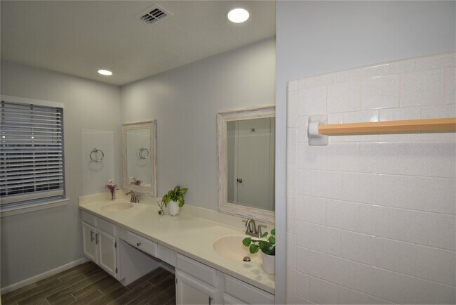Building Photo - 18058 Brooknoll Dr