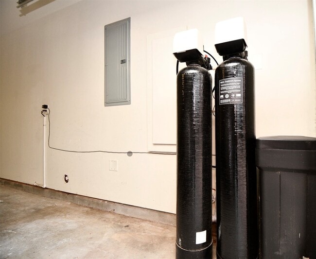 Building Photo - 709 Delano St