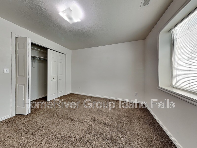 Building Photo - 3693 Deloy Dr