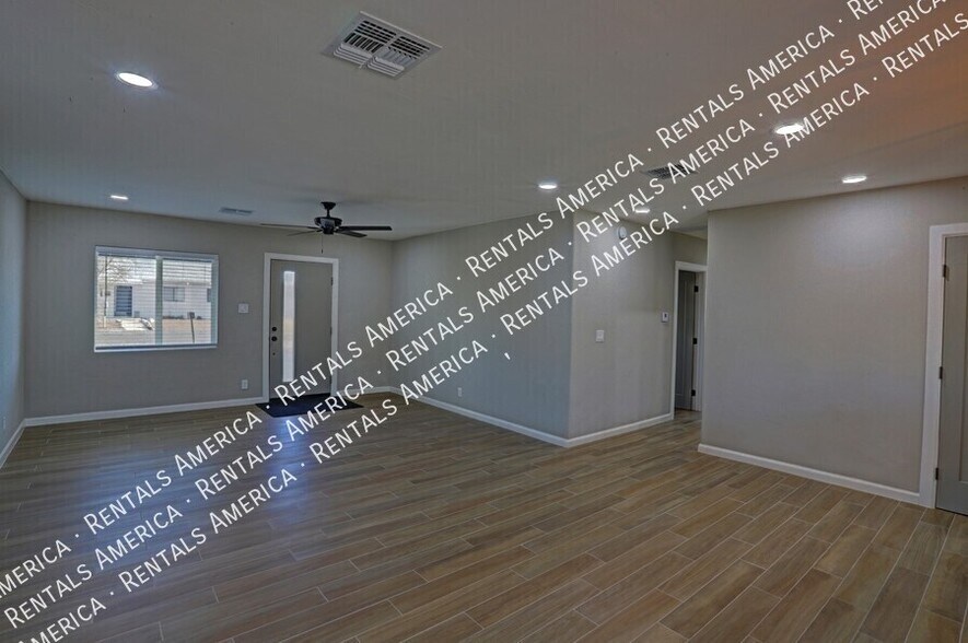 Building Photo - 4733 E 18th St