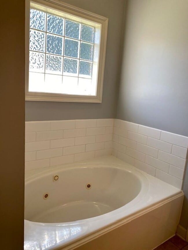 Building Photo - 627 Hampshire Dr