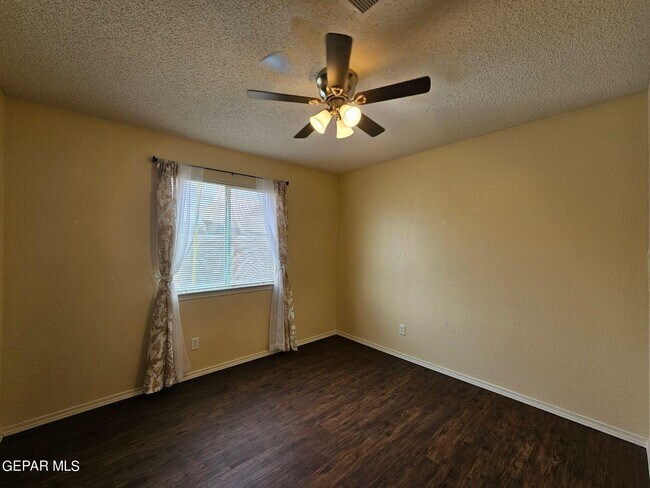 Building Photo - 10909 Northview Dr