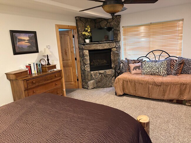 Building Photo - Large furnished mountain home