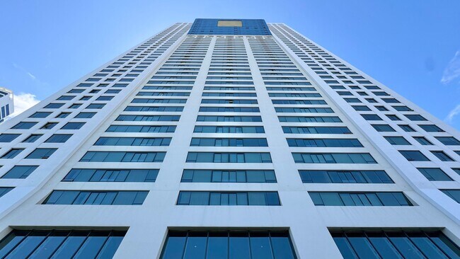 Building Photo - 2 BED/2 BATH FURNISHED UNIT AT HIGHLY DESI...