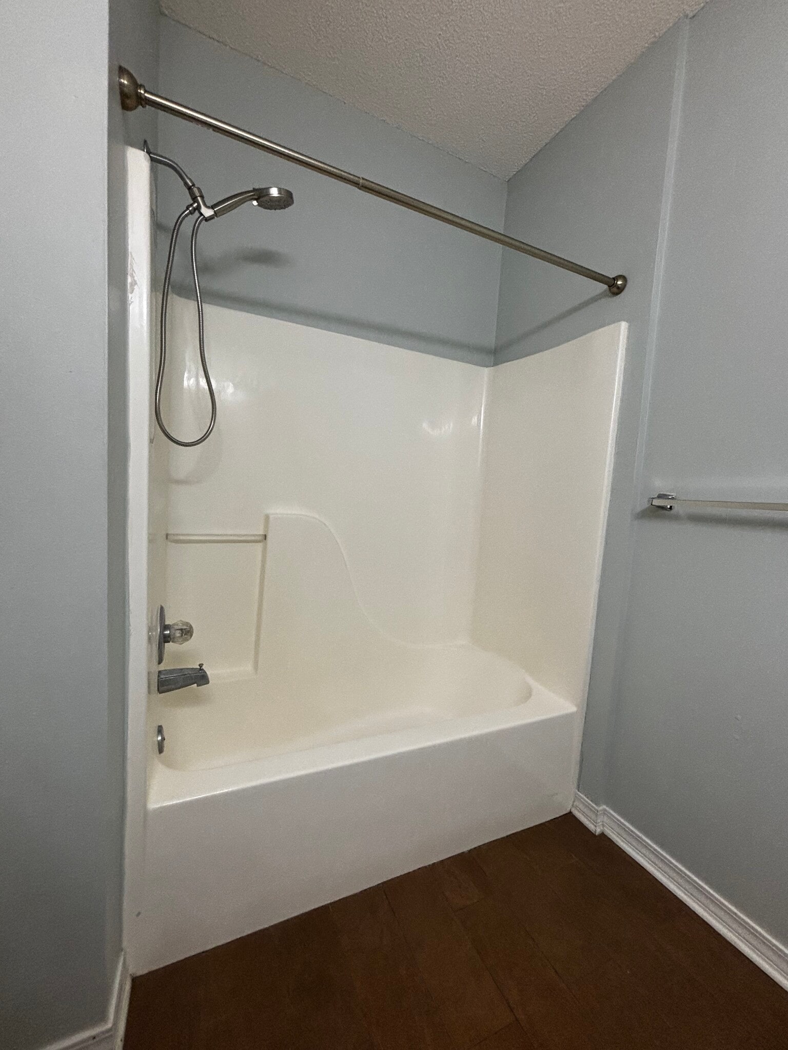 Master bathroom - 1501 Partin Dr N