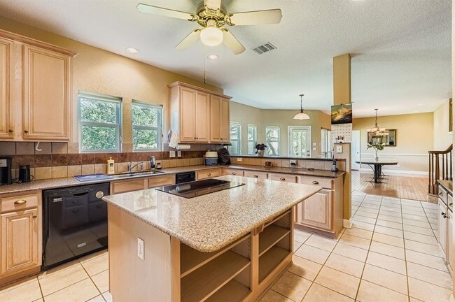 Building Photo - 900 Wayside Dr