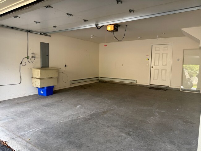 Building Photo - 3 Bedroom Condo in Hanover