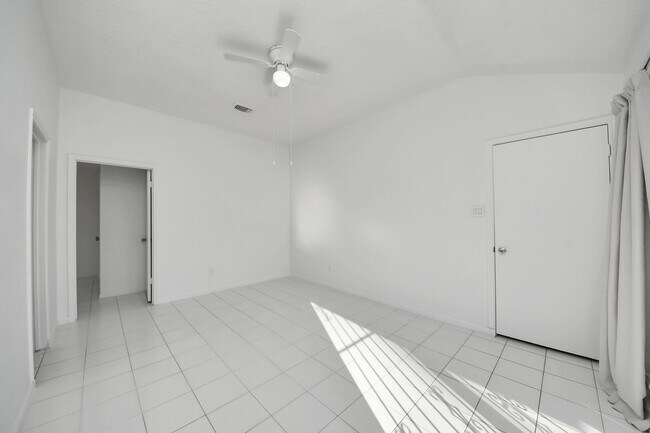 Building Photo - 10011 Berry Limb Dr