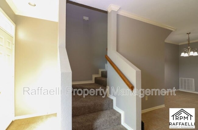 Building Photo - 6 Fernwood Dr