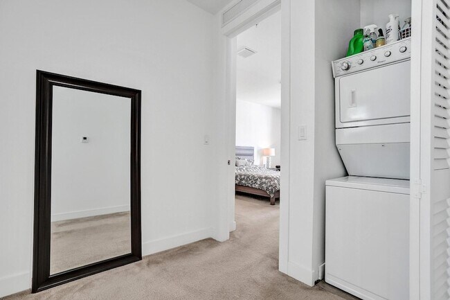Building Photo - 480 NE 35th Ct