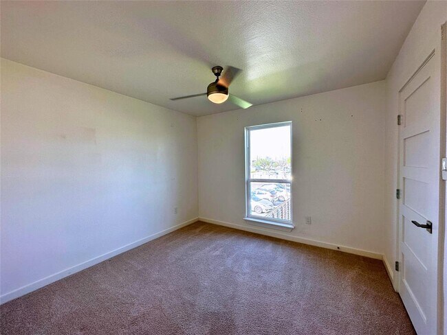 Building Photo - 8603 Putnam Dr