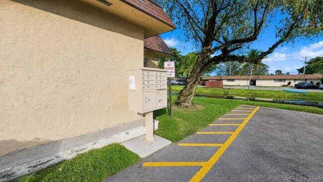 Building Photo - 416 Lakeside Dr