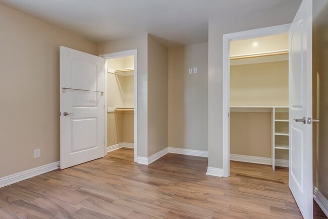 Building Photo - Beautiful 3 Bedroom + Den Home in the Foot...