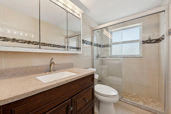 Building Photo - 1041 Hillsboro Mile
