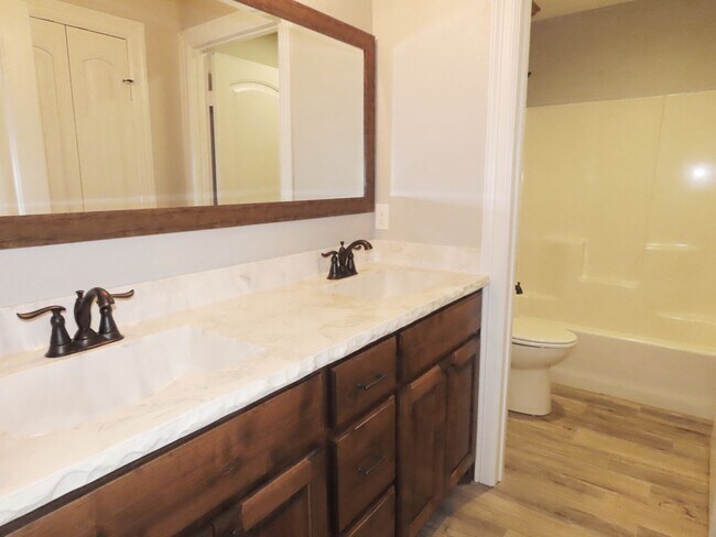 Building Photo - Stunning 4 Bedroom, 2 Bath Home in Lindale