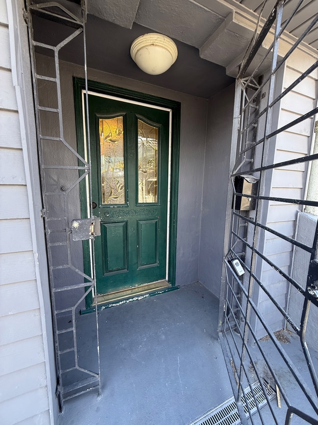 Building Photo - Spacious 3 Bedroom Home Minutes from City ...