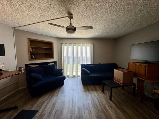 Building Photo - Cozy Townhome on North side with 1 car garage