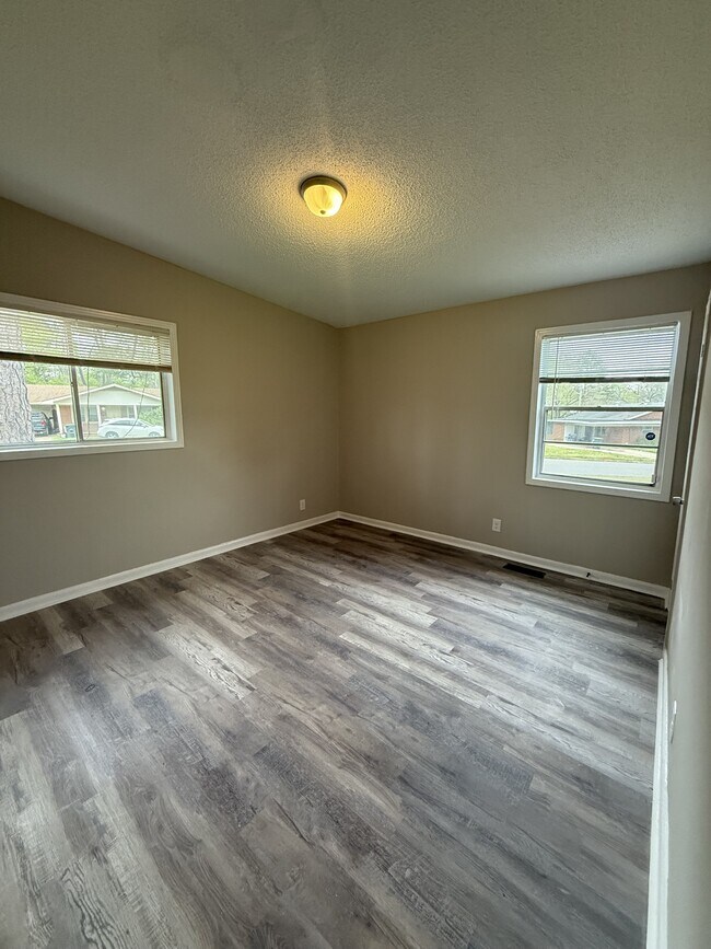 Building Photo - 913 Daniel Cir