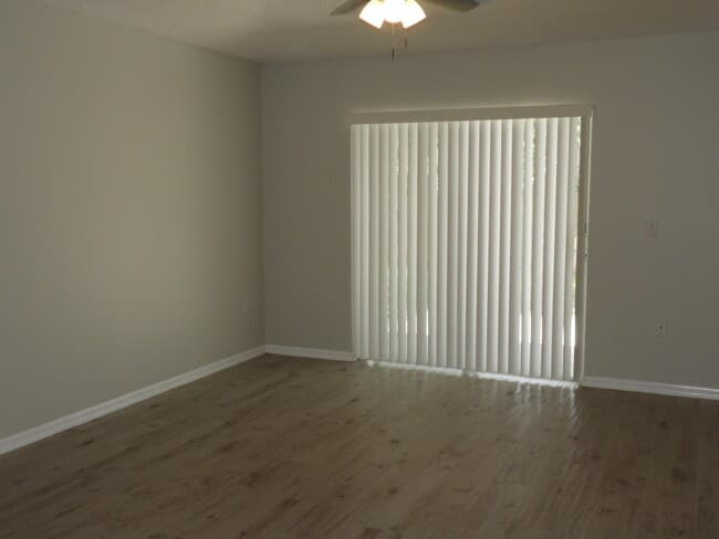 Building Photo - 1520 Vista Lake Cir