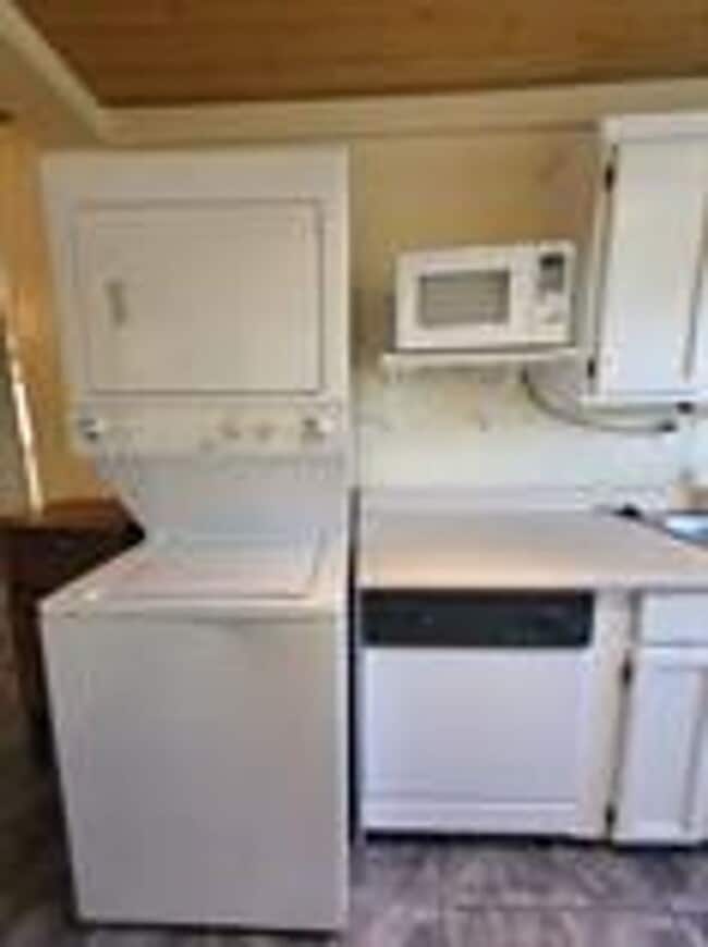 Building Photo - BEST DEAL IN SUMMIT !  Sunlight from all sides of the building!  Balcony! In unit washer dryer! B...