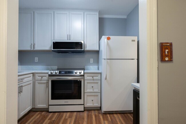 Building Photo - Renovated Townhome in Village Green!