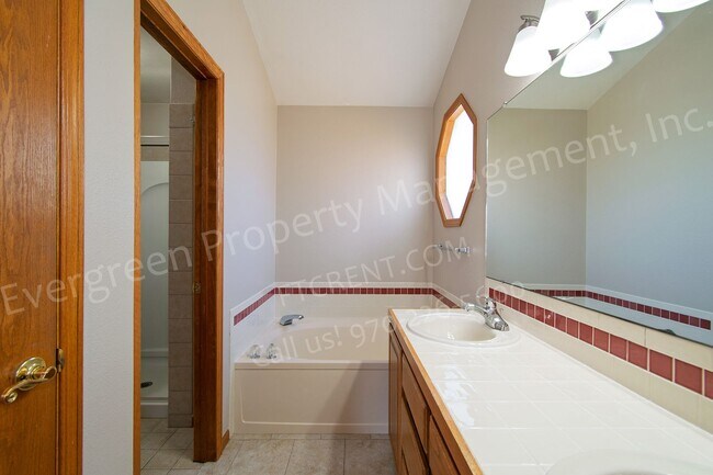 Building Photo - 6437 Edgeware St