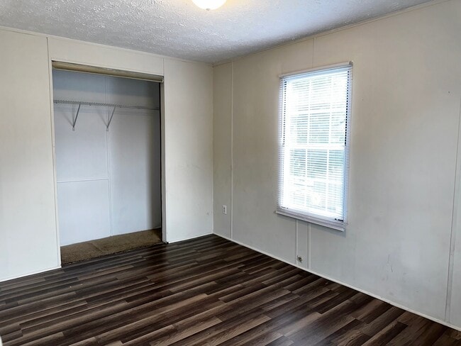 Building Photo - 602 Aster Bend