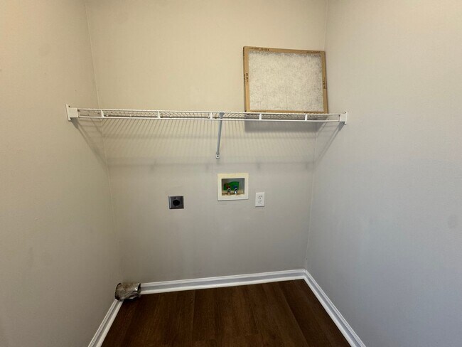 Building Photo - Spacious 3 bedroom, two bathroom home close to GM, Magna and Industrial Park