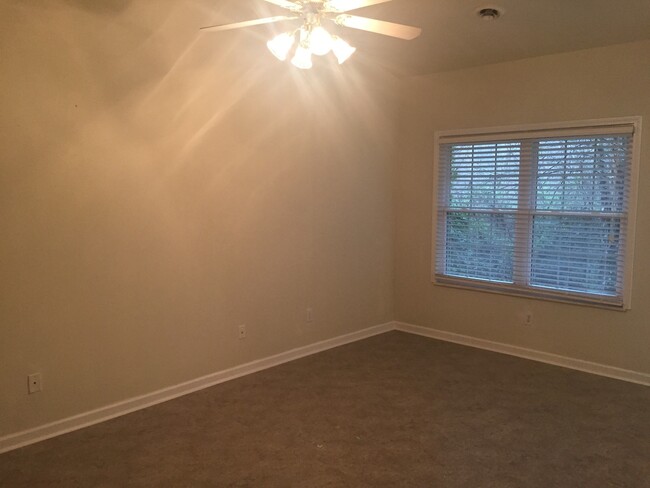 Building Photo - 2BR/ 2BA 1 Car Garage Condo in West Knox -...