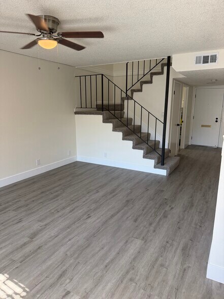 Living room - 5128 Greenberry Dr