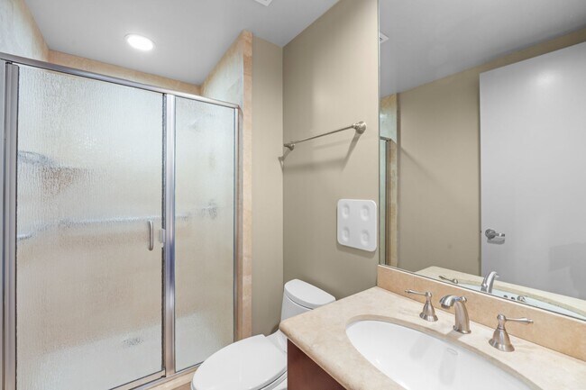 Building Photo - Gorgeous Park Laurel condominium