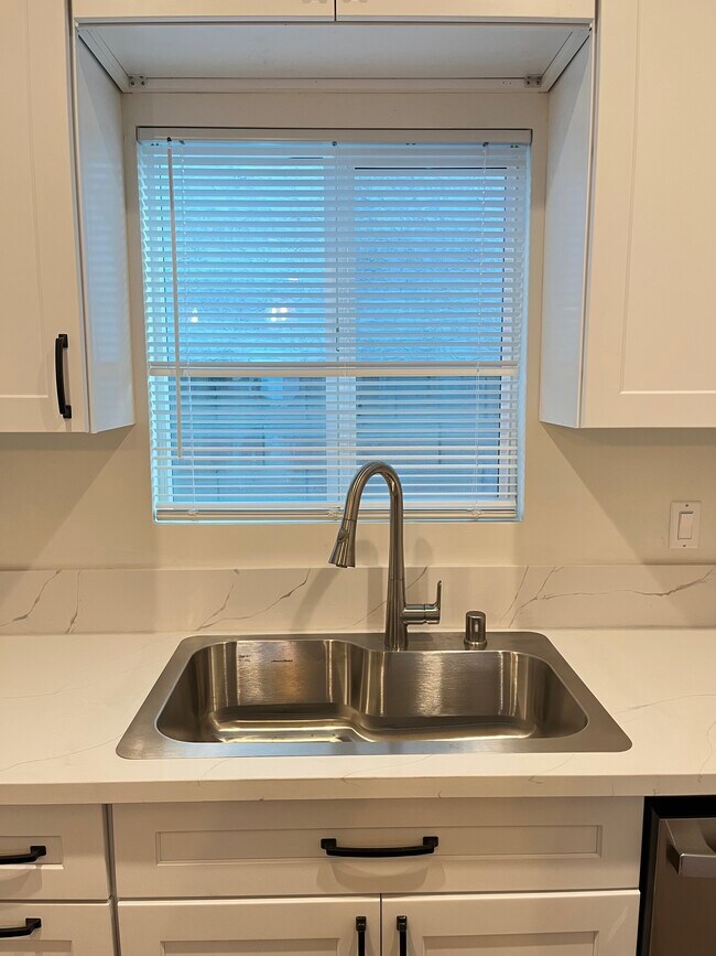 Building Photo - 9938 Lull St