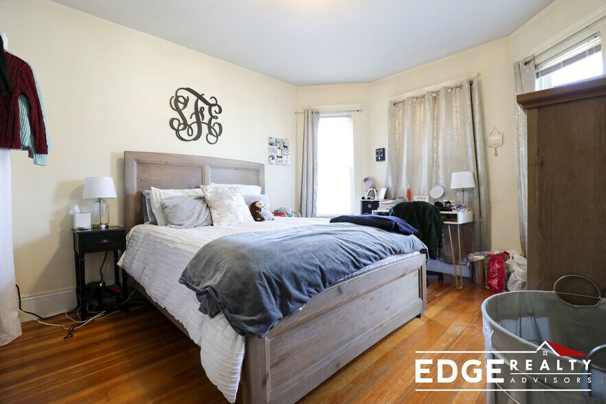 Building Photo - 44 Easton St