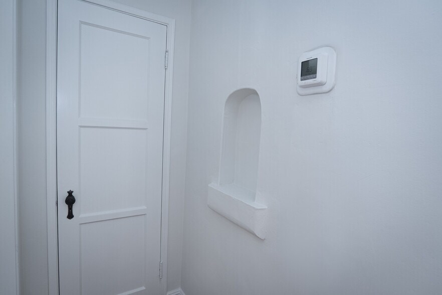 storage closet in hallway - 638 N Gardner St