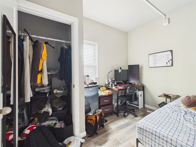 Building Photo - 911 W 22nd St