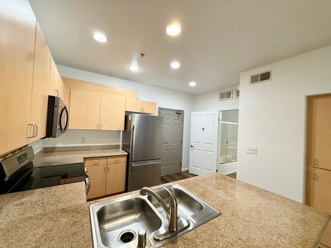 Building Photo - Beautiful One Bedroom Condo in the " Piazza Palermo." building! Pet considered!!
