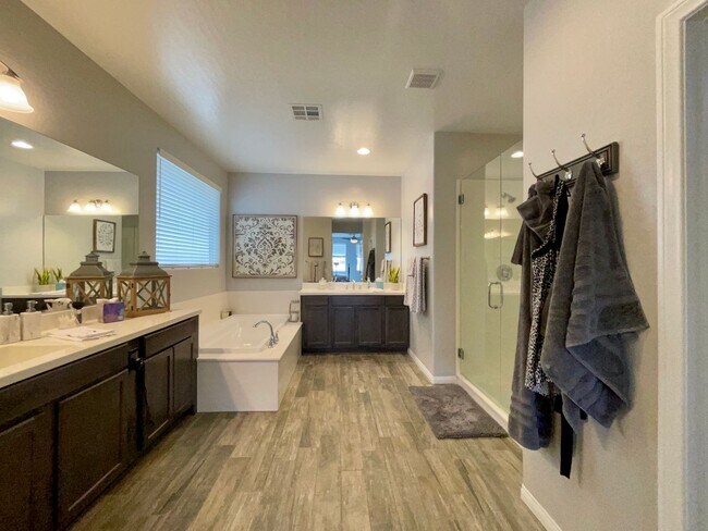 Building Photo - Fully Furnished Designer Home in Guard-Gated Rhodes Ranch – Short-Term Luxury Rental