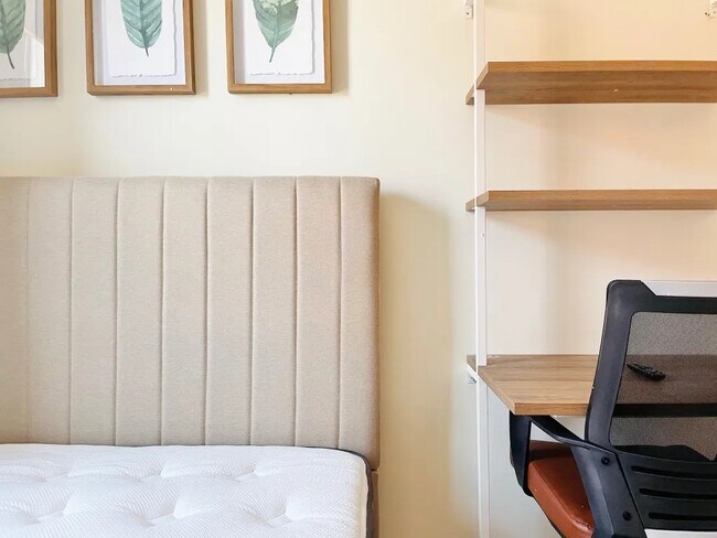 Building Photo - Furnished room/NOT APARTMENT