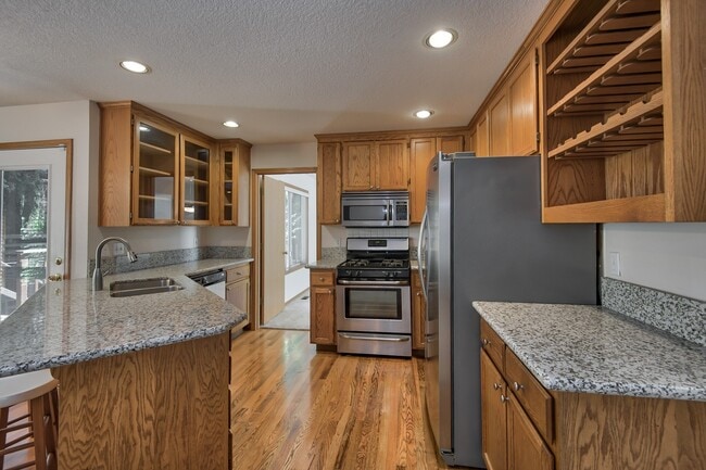 Building Photo - Beautiful cul-de-sac home, with fenced in yard