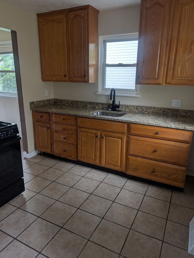 Building Photo - Charming 4 beds 1 bath in Euclid!