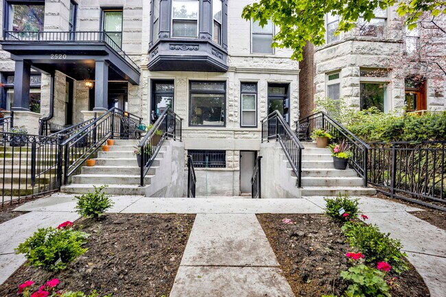 Building Photo - 2522 N Burling St
