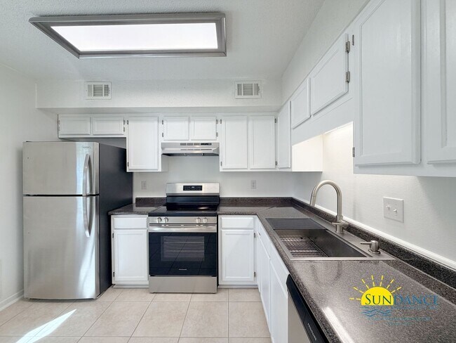 Building Photo - Charming 2BR townhome just steps from beautiful Cinco Bayou in Fort Walton Beach!