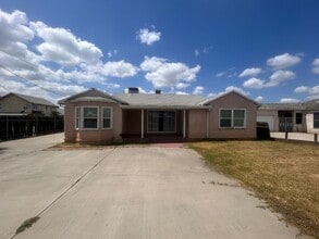 Building Photo - North Hanford spacious and affordable